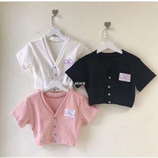 👽Croptop Cổ V Gài Nút Logo