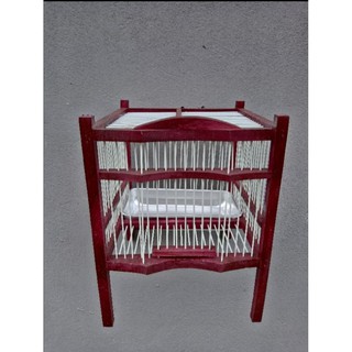 Lồng tắm chim khuyên. Có khay đựng nước tắm. Khung gỗ nan cáp quang. Kích thước 33x33x25cm. Màu nâu đỏ