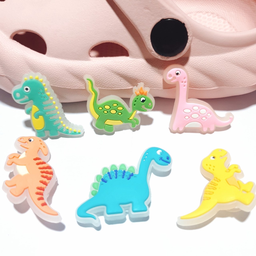 [Dạ quang khủng long] Sticker Jibbitz phản quang tự phát sáng dạ quang gắn dép sục/ duet nữ (01 Cái)