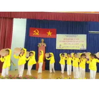 Bà ba bé gái - Hoa cúc