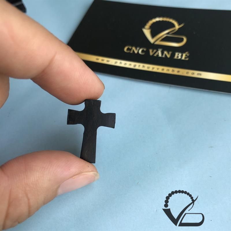 Charm Thánh Giá gỗ Mun dành cho khách Công giáo