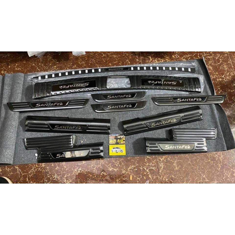 Bộ ốp chống Trầy Bước Chân Và Cốp Vân các bon Cho Hyundai Santafe Form 2019 -2021
