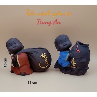 tượng chú tiểu cưới cá chép trồng cây ghi chữ AN