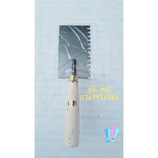 Bay Xây Vuông Lưỡi Thép 9x16,5cm Rãnh Răng Cưa Vuông cán gỗ.gia mỹ