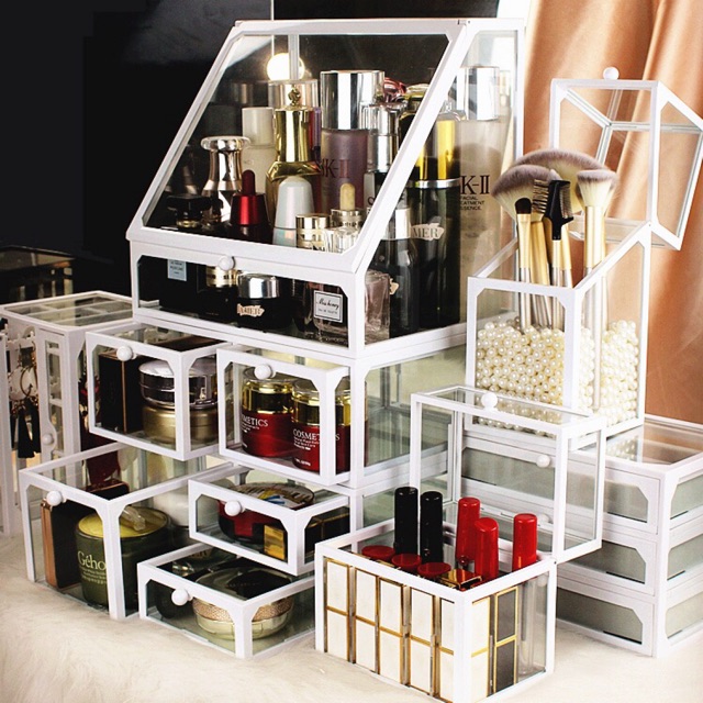 (CÓ SẴN)Tủ mĩ phẩm viền trắng-đen loại đẹp