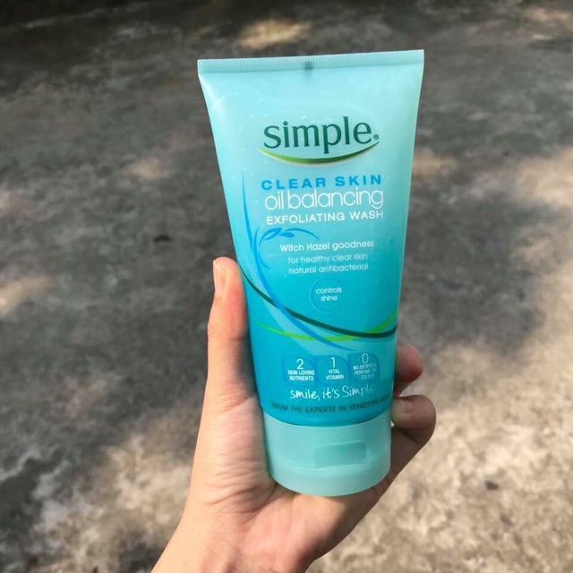 Sữa Rửa Mặt Simple Clear Skin Oil Balancing Exfoliating Wash