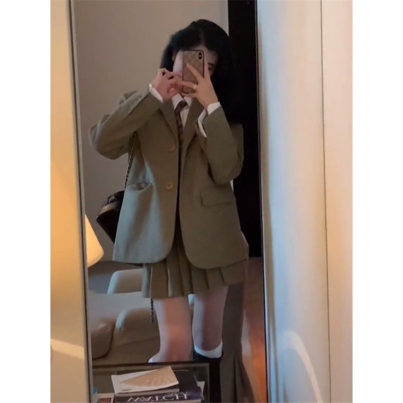 Set áo blazer và váy xếp ly phong cách mùa thu