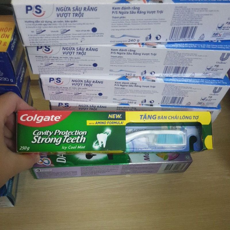 Kem đánh răng Colgate Maxfresh Coolment 250g và bàn chải đánh răng