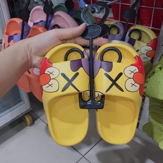 Dép Kaws cho bé