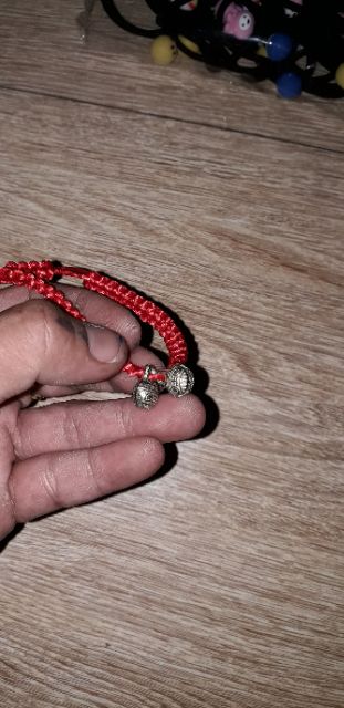 Vòng tay may mắn đính kèm 2 quả chuông bằng kim loại rất đẹp