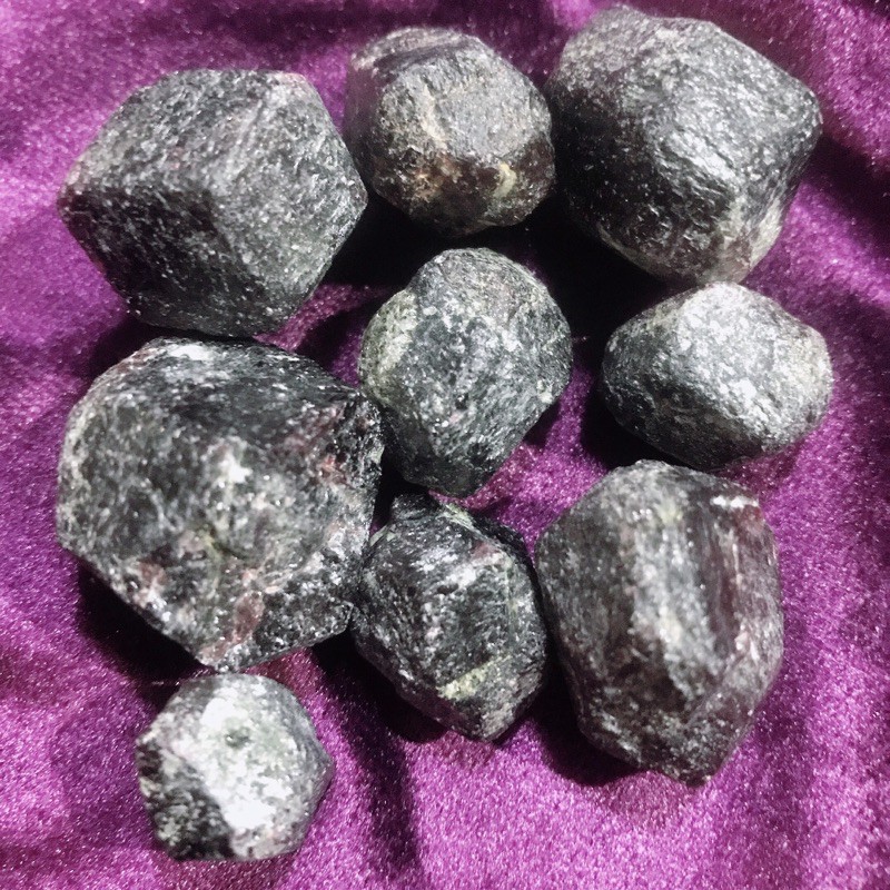 đá ngọc hồng lựu garnet thô tự nhiên