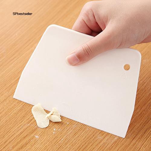 Dụng cụ cắt bột làm bánh bằng nhựa