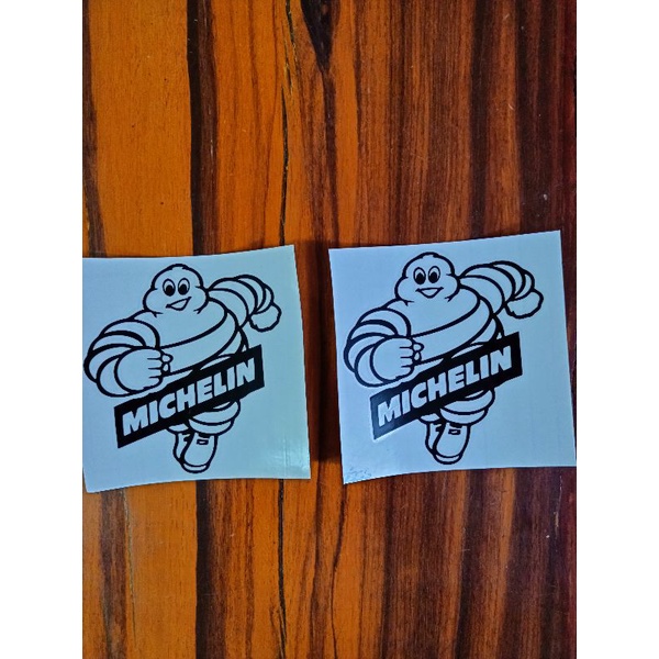 Bộ 2 hình Michelin màu đen nền trong new