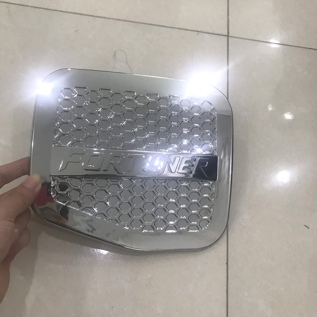 Ốp nắp bình xăng mạ crom xe Toyota Fortuner các đời 2006 đến 2015( Chỉ còn mẫu Bông Lúa)