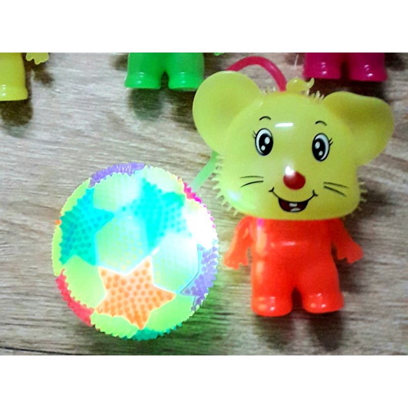 Một quả bóng đèn hoặc chú gấu đèn bằng nhựa chít chít rất đẹp