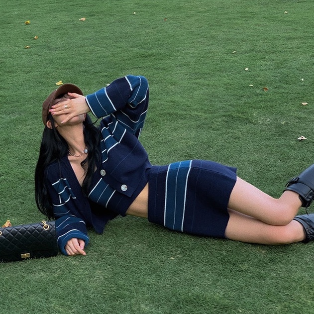 Set đồ ZHELIHANGFEI gồm áo cardigan dệt kim họa tiết kẻ sọc + chân váy ngắn lưng cao thời trang quyến rũ cho nữ