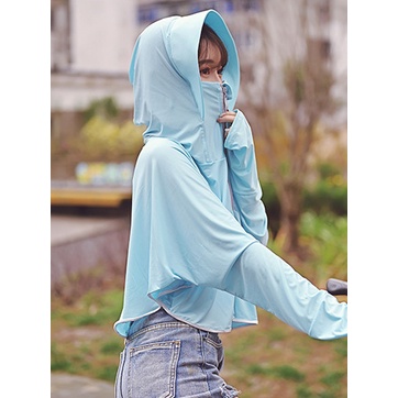 Áo chống nắng có mũ rộng vành chống tia UV.