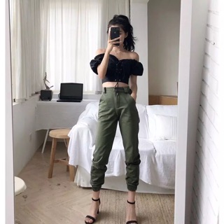 Quần jogger xanh rêu mix croptop đen tay bồng