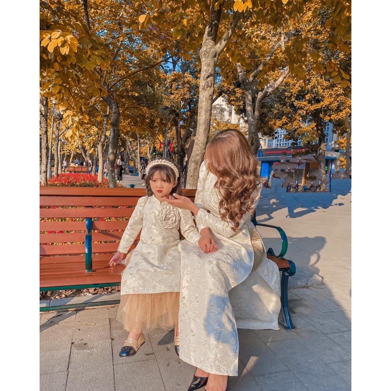 Áo dài gấm mẹ và bé thiết kế tết