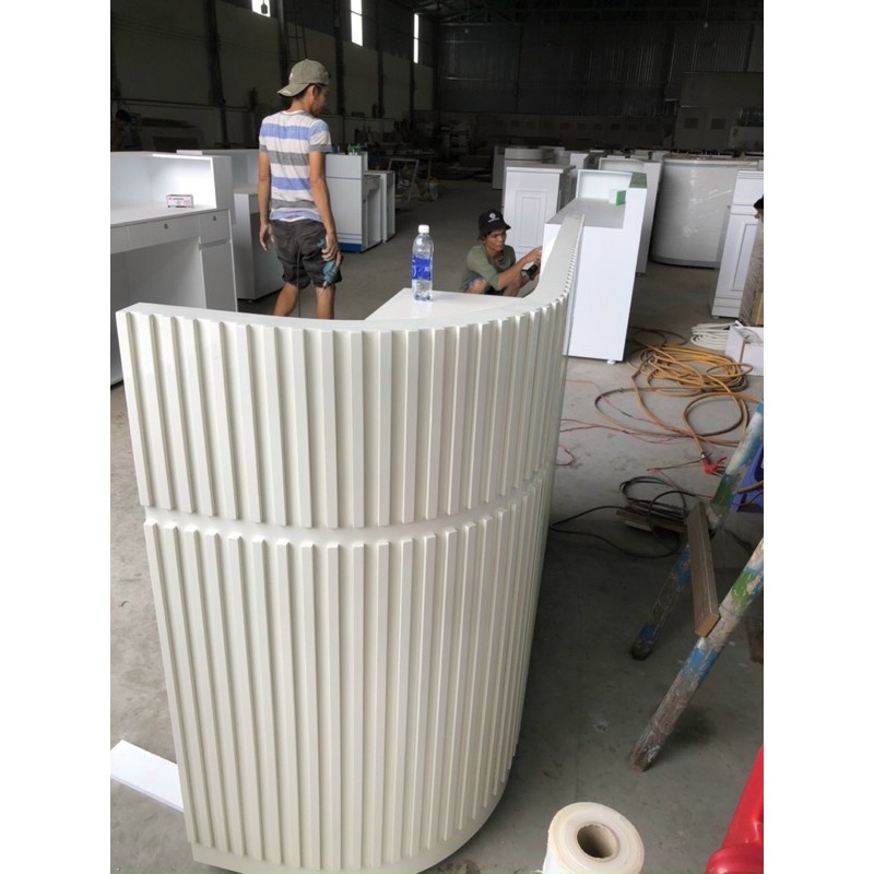 Quầy thu ngân trắng sơn sọc dọc