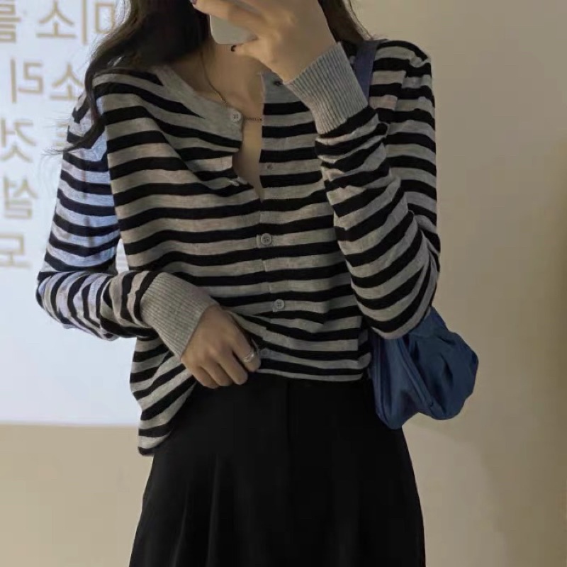 Áo Cardigan len sọc xám giống Jisoo BLACKPINK