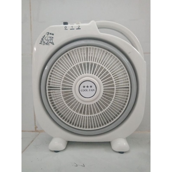 Quạt hộp b2 sử dụng cúp điện bằng sạc dự phòng điện thoại.