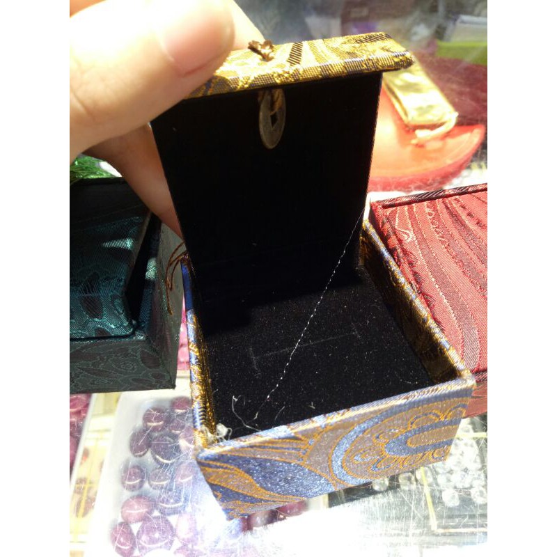 Hộp Gấm Đựng Nhẫn KT 6x6cm Tua Nâu Siêu Xinh