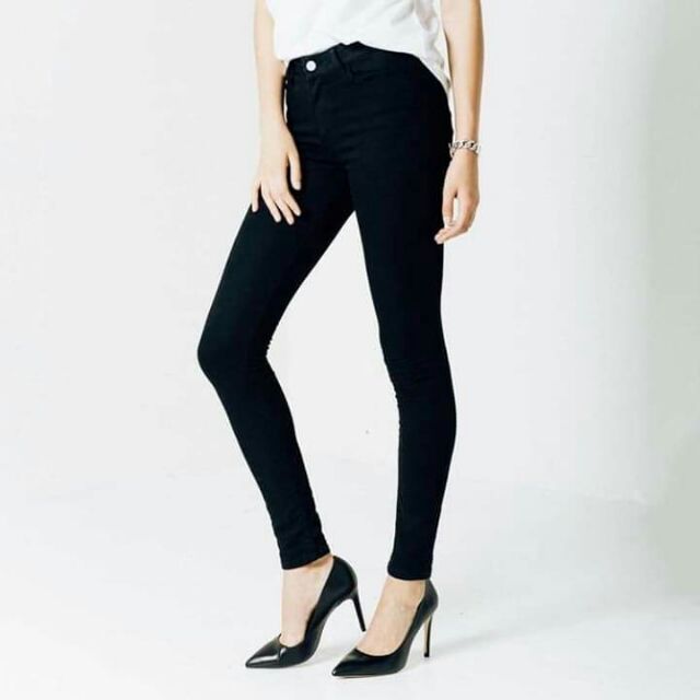 QUẦN JEANS NỬ ĐEN TRƠN HUYỀN BÍ VỚI CHẤT JEANS THUN CỰC ĐẸP CẢ NHÀ Ạ TRÊN HÌNH CÓ SHOP TỰ CHỤP Ở SHOP LUÔN Ạ VÀ CHẤT OK