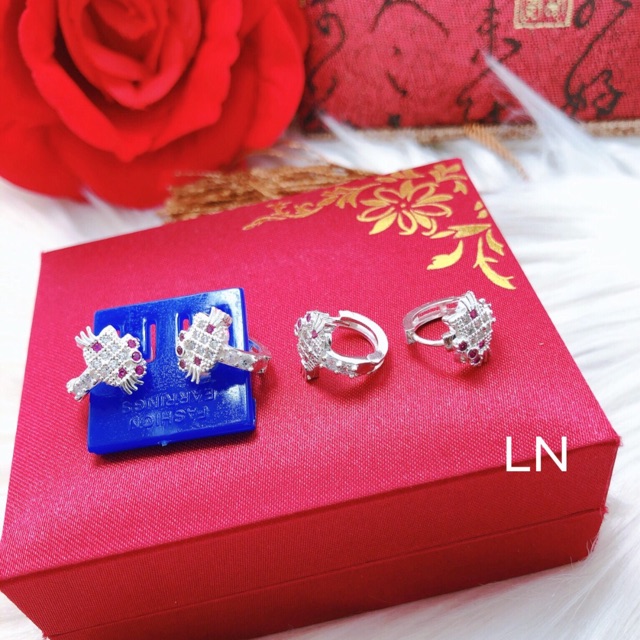 Bông tai mèo kitty khoá bấm cho bé