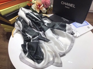 Khăn lụa chanl hàng mới về sale còn 180k.