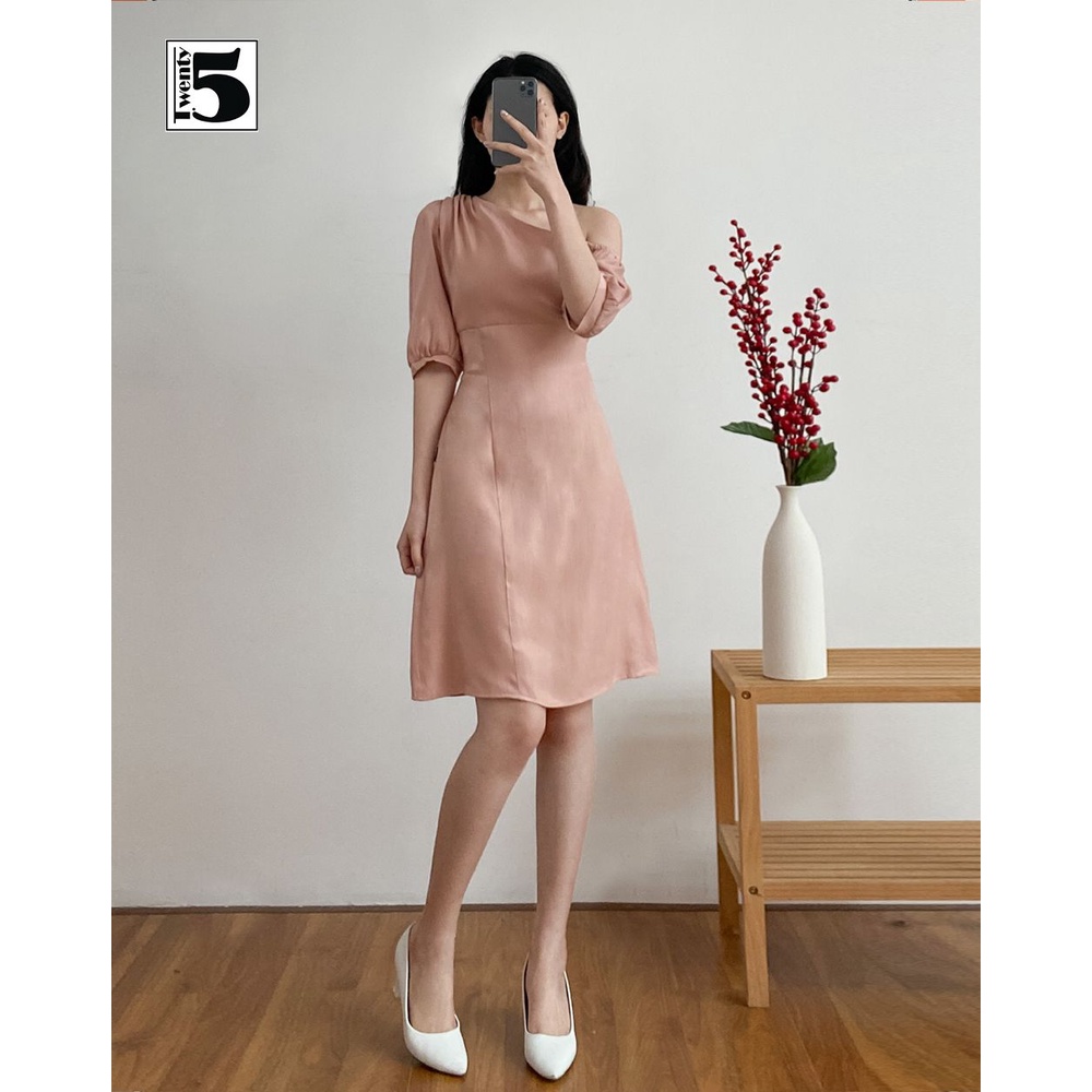 Đầm nhún lệch vai tay bo nhún chân váy xòe Twentyfive T258