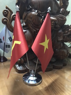 Cờ để bàn đảng Việt