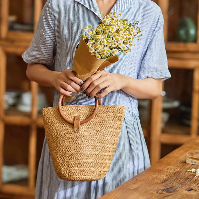 Túi xách tay tote dệt sợi rơm tay cầm tròn gỗ phong cách thời trang