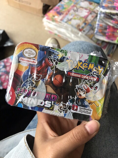 Thẻ bài pokemon hộp sắt tặng kèm thẻ vip