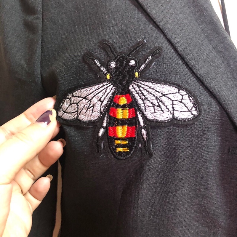 Áo khoác vest blazer đen thêu hình ong hàng si hàng 2hand