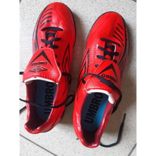 Giầy đá bóng Umbro đến từ  Nước Anh
