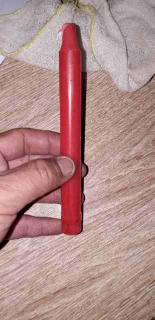 Một cây nến_đèn cầy màu đỏ dài 15cm và đường kính 15ly có mùi thơm nhẹ