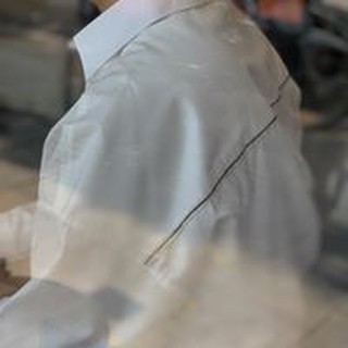 Áo sơ mi trắng viền sau lưng