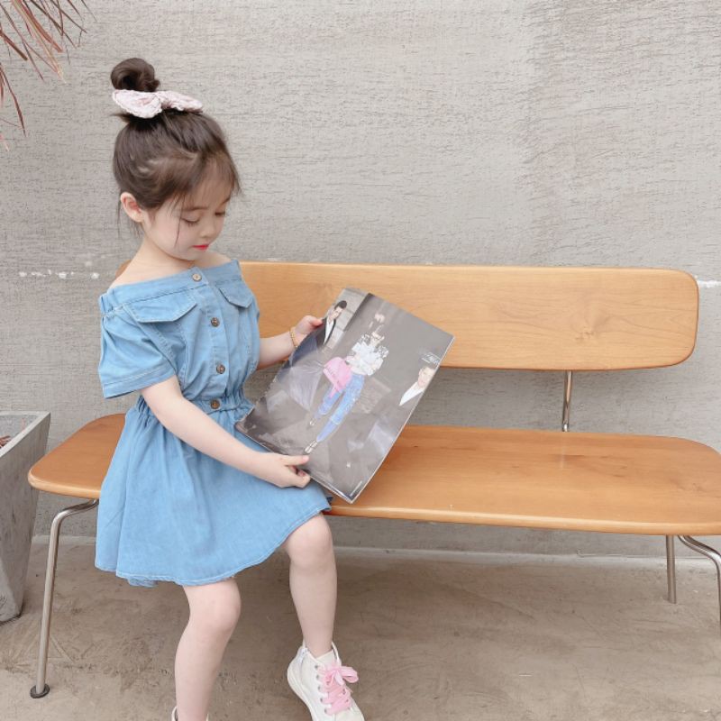 Set áo bẹt vai mix chân váy jean giấy cho bé