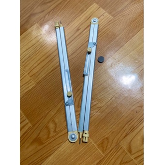 Compa nhôm dành cho giáo viên kẹp phấn