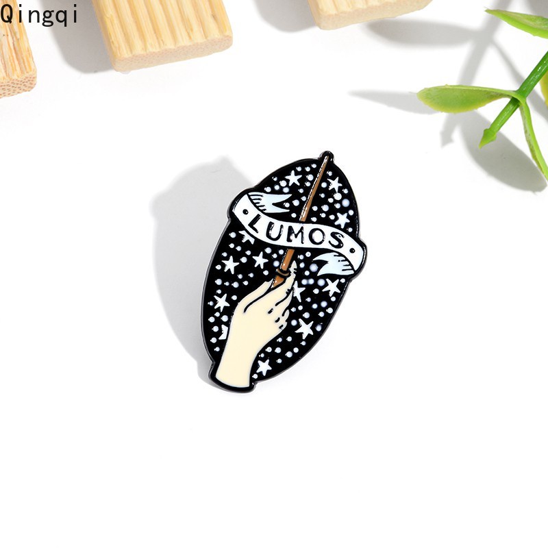 Ghim cài áo Miss Zoe hình đũa phép Lumos