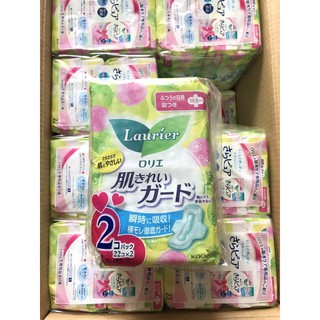 Set 2 gói băng vệ sinh ngày Laurier có cánh (22 miếng/gói) của Nhật