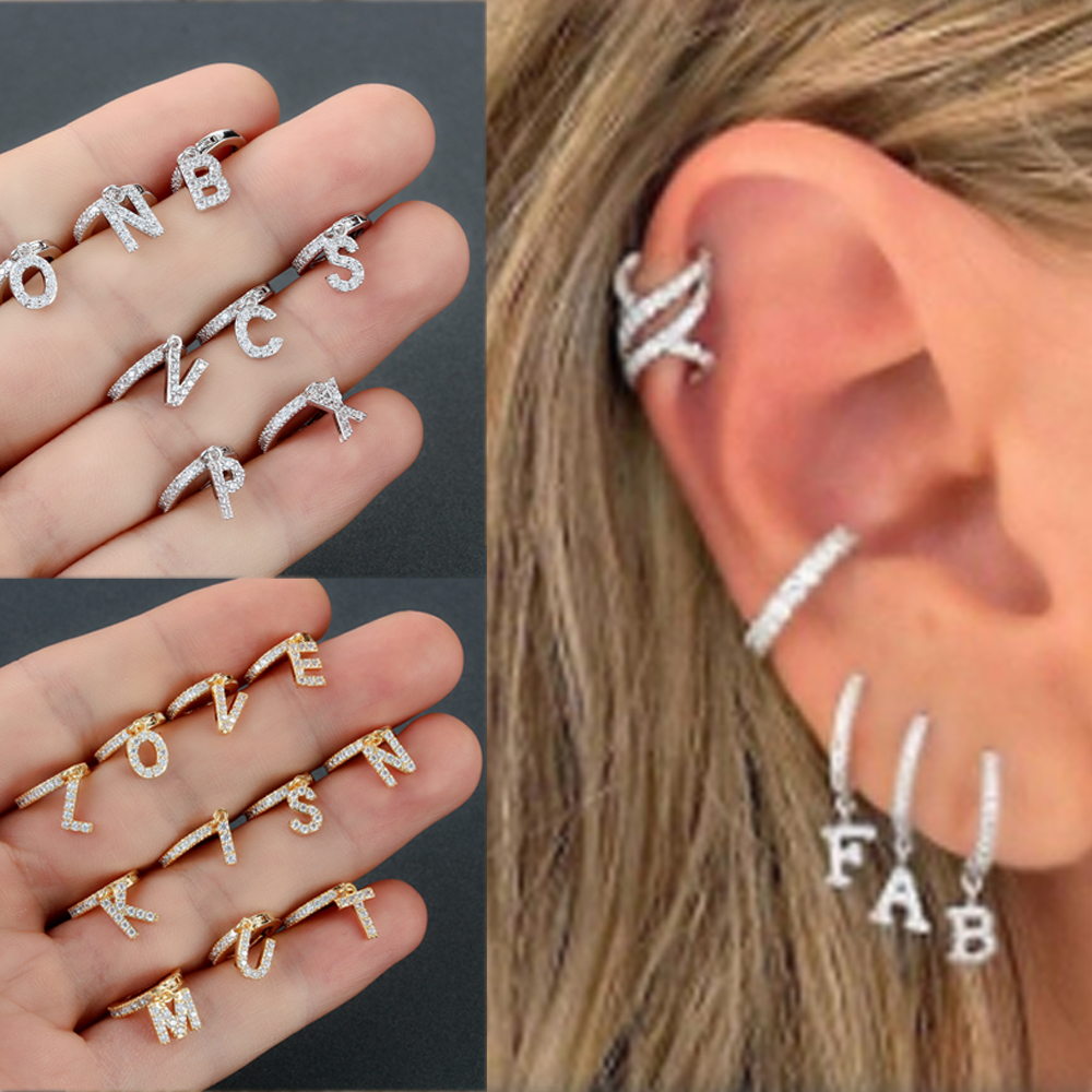 Khuyên tai nữ hình tròn mặt hình 26 chữ cái