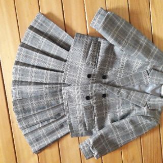 Set áo vest và váy xếp li
