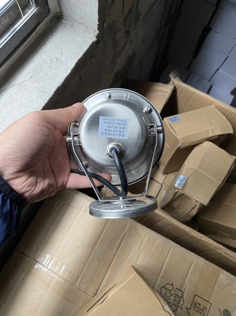 Đèn LED âm nước 6w chân đế