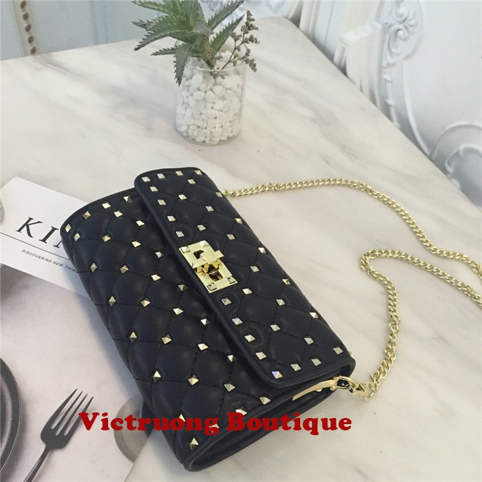 Ví cầm tay đính đinh tán