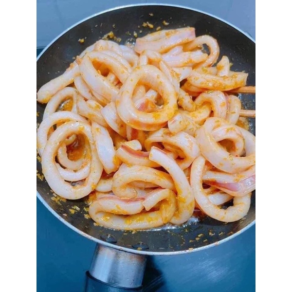 Mực ống cắt khoanh  chiên bột xào mì chiên cơm