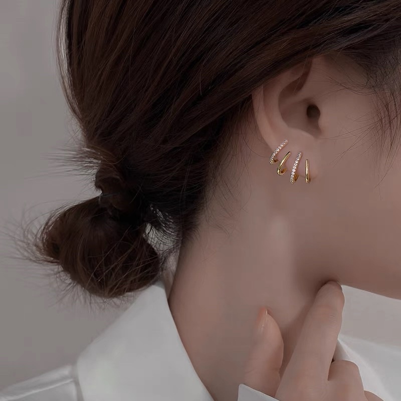 Bông tai đính đá thiết kế xinh xắn