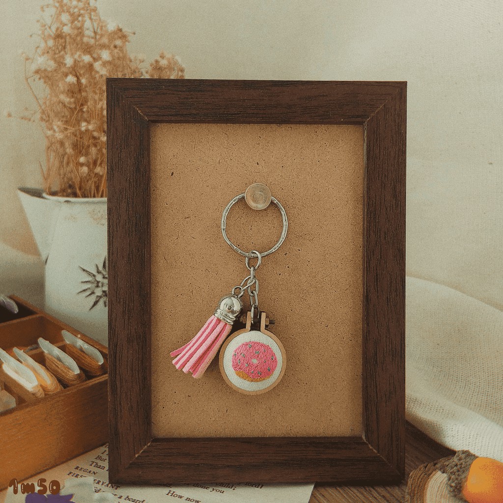 Donut - Móc khóa thêu tay handmade / Hand-embroidered keychain