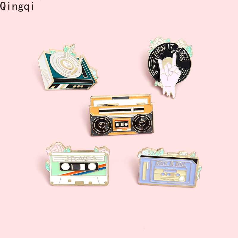 Ghim cài áo Miss Zoe hình băng cát sét phong cách Retro